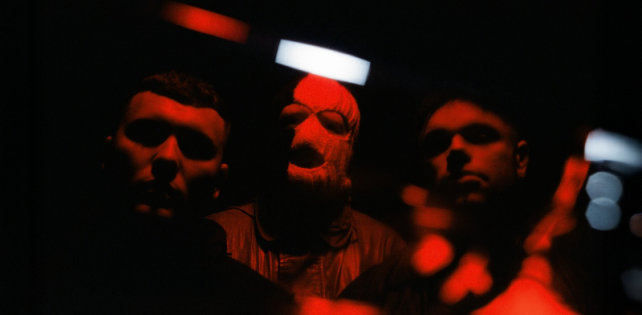 «Нас пытались остановить и окрестили террористами», — так Kneecap продвигают альбом «Fenian».