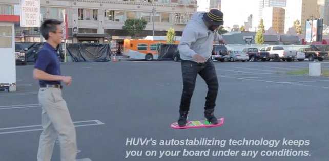 ScHoolboy Q катается на доске из "Назад в будущее"