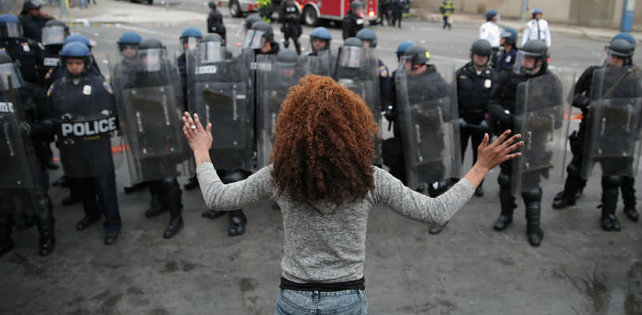 Rihanna, Vic Mensa и Freddie Gibbs поддержали протесты в Балтиморе