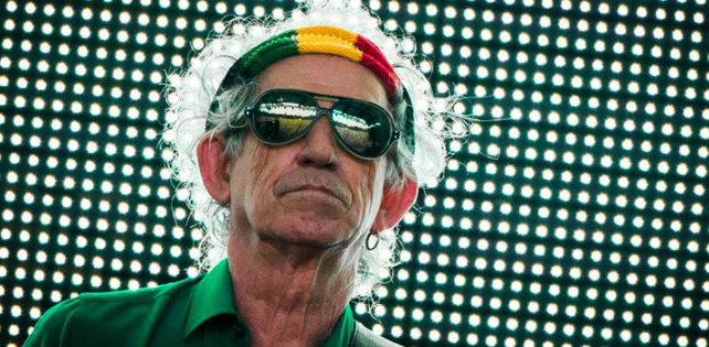 «Я даже дам им соломинку»: Кит Ричардс разрешил своим дочерям занюхать его прах