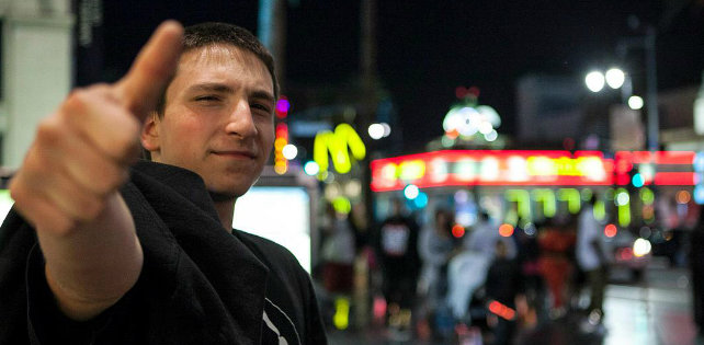 Флоу дня: 17-летний пацан рвет конкурентов в воображаемом рэп-конкурсе