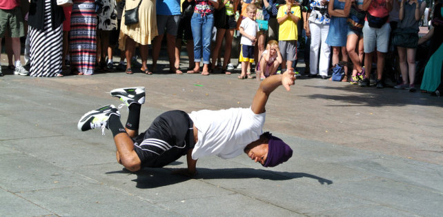 Видео дня: нью-йоркские би-бои танцуют под песню Лещенко о Ленине