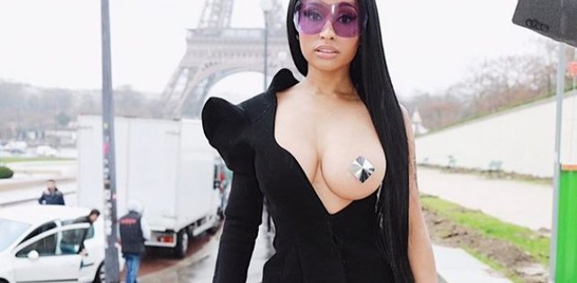 Обнаженная грудь Minaj Nicki