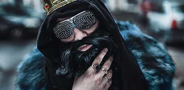 ​«Откатаю концерты и посмотрю тебе в темечко»: Big Russian Boss вызвал Витю АК на Versus