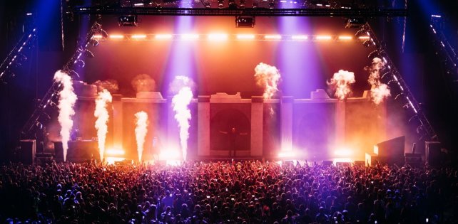 Фото дня: Оксимирон и 12 000 зрителей в Ледовом дворце 