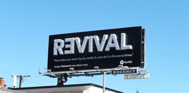 ​Eminem исписал 69 тысяч листов бумаги для «Revival» – теперь ими обклеили огромный билборд