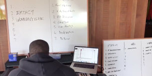 ​Kanye West засветил треклисты 5 альбомов и показал, как делает бит на студии