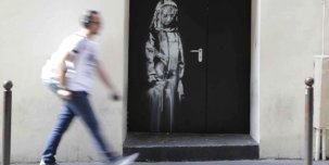 Бэнкси нарисовал картину на двери в Париже. Дверь вырезали болгарками и увезли