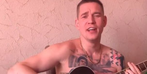 «Я один остался дома, у меня есть макароны»: Ресторатор спел про самоизоляцию