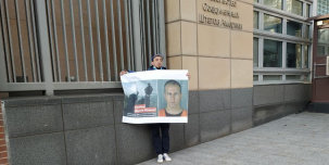 Саша Скул приковал себя к посольству США. Это его протест в поддержку копа, убившего Джорджа Флойда (ВИДЕО)