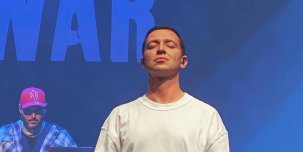 «А — это а***вший режим»: Oxxxymiron исполнил новый трек на благотворительном концерте