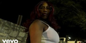 Kash Doll отправляется на электрокаре в стрип-клуб в видео на новый сингл «Plot Twist».