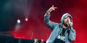 Eminem показал мерч для клуба «Детройт Пистонс».