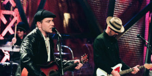 В минувшую пятницу стала доступна акустическая версия «Put Your Lights On» от Everlast и Yelawolf.