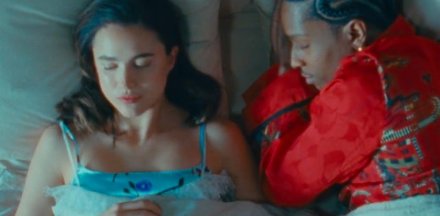 A$AP Rocky и Маргарет Куэлли в короткометражном фильме Chanel, поставленном Мишелем Гондри.