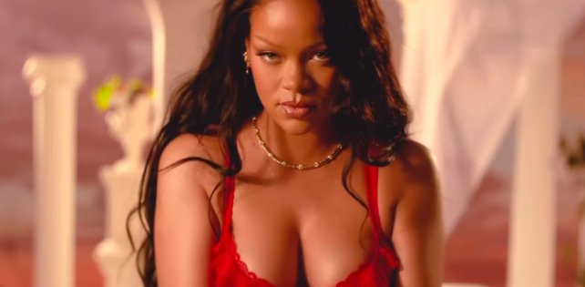 Красное белье к Дню Святого Валентина готовит Рианна в рамках Savage X Fenty. 