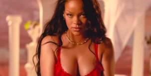 Красное белье к Дню Святого Валентина готовит Рианна в рамках Savage X Fenty. 