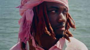 Redveil анонсировал альбом «Sankofa» и представил клип «Lone Star» с цветами и таксофоном.