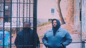 Острые ракурсы и лоуфайный видеоарт в клипе Armand Hammer и The Alchemist «Laraaji».