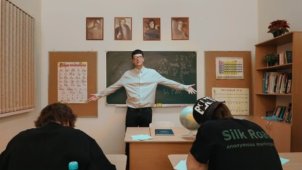 Джон Гарик преподал урок коллеге Молодому Калуге в новом видео «Лайфстайл».