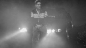 Дождливый вечер соединяет пути Tommy Richman, его девушки и Brent Faiyaz в клипе «Bother Me».