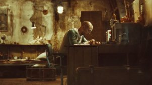 В бункере с Хаски в клипе «Ветром Снегом Зноем» с машинкой и процессом создания завещания.