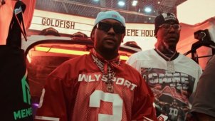 По линчевским местам с Hit‑Boy и Spank Nitti James в новом клипе «Yeast Talkin’».