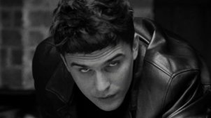 Джон Гарик испытывает смертельное оружие на посетителях бара с бильярдом в клипе «Метарэп».