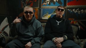 На качелях и растабайке в новом душевном клипе Восточного Округа «Тури-Рури».