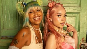 Большая стирка и реггетон на испанском в новом клипе Ice Spice и Tokischa «Thootie».