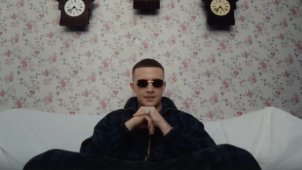 Стробоскопы, танцы и казино в новом клипе Icegergert на совместный с Zivert сингл «Банк».