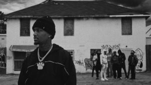 Цветной британский флаг разрушает теневой мир 21 Savage в черно-белом мире клипа «HA».