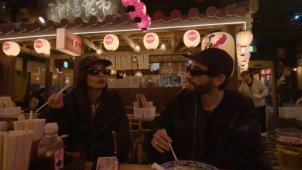 ИИ-образы настигают КАССЕТУ даже в романтическом путешествии в Японии. Факты из видео «Burn».