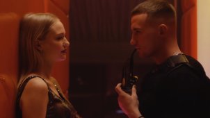 Женский взгляд на Icegergert в видео на трек «По сути» с джакузи, девушками и Санкт-Петербургом.