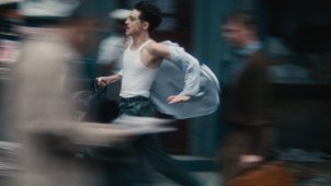 Видео на ремикс «4 Raws» EsDeeKid, где к рэперу присоединился актер Тимоти Шаламе.