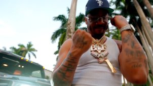 Автопарк, алкогольное меню и набор героических портретов в клипе Benny The Butcher «IIGHT IIGHT».