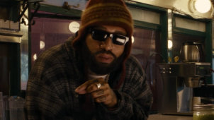 Larry June в трех лицах оккупирует придорожную закусочную в новом видео «The Smooth Kind».