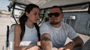 Воспоминания о красивом летнем отдыхе в новом видео Володи Хапова «Не забывай».