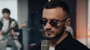 HLOY исполнил «Levitate», «Triba» и «WWF» в красивом ролике «Studio Live Performance».