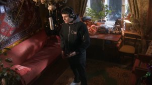 И снова Сranberries. Джон Гарик исполнил трек «Сиять» в праздничном выпуске шоу TOASTER.