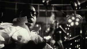 Черно-белое видео Don Toliver «ATM», где хьюстонский рэпер предстает в роли безумного ученого.