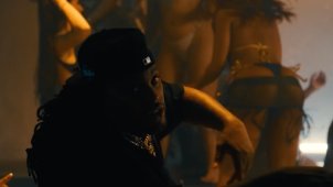 Трэп-ветеран из Атланты Waka Flocka Flame отдыхает с девушками в новом видео «Shit I Like».