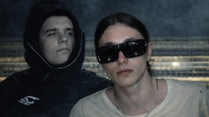 Heronwater и Джон Гарик в атмосфере застолья в новом лоуфайном клипе «Мейхана Флоу».