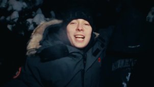 Русская зима и не думает уходить. Загородная романтика в новом клипе Blockkid «Жар».