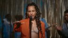 Alicia Keys и Khalid попадают на школьный выпускной в клипе «So Done»