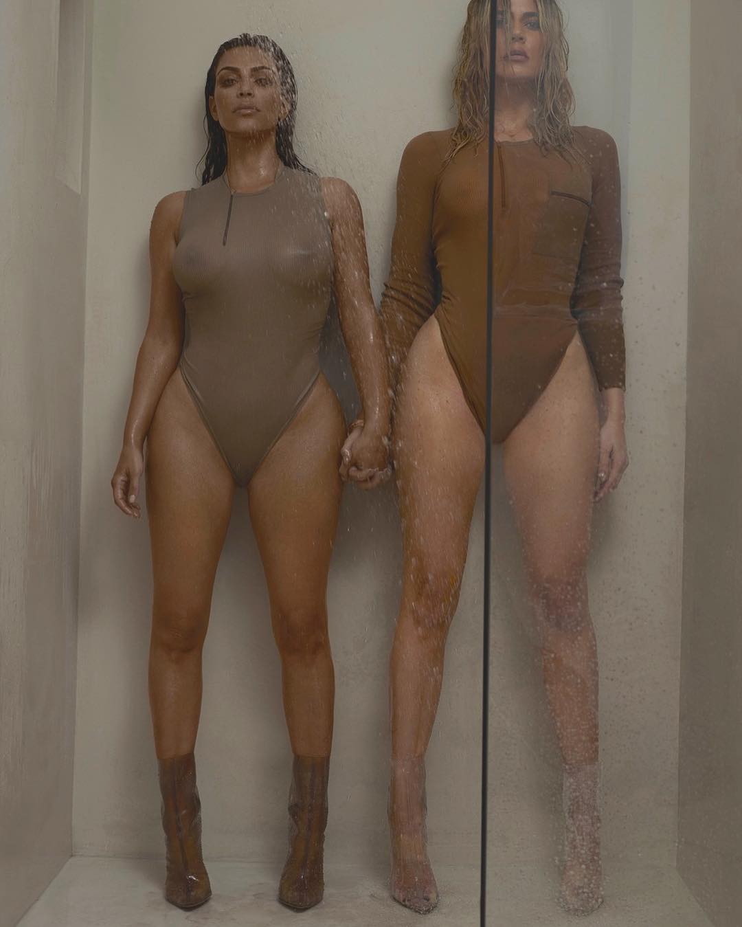 18+ дня: Ким и Хлое Кардашьян в откровенной фотосессии в одежде Канье Уэста...