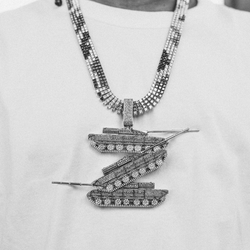 A $AP Rocky выложил фото с блингом в виде буквы "Z" .